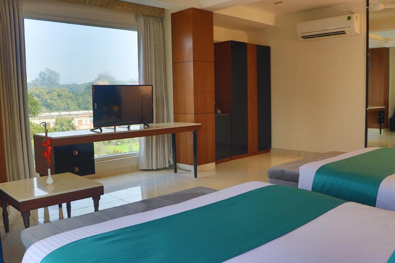Green Hotel - Behind Parmarth Niketan Rishikesh Bagian luar foto